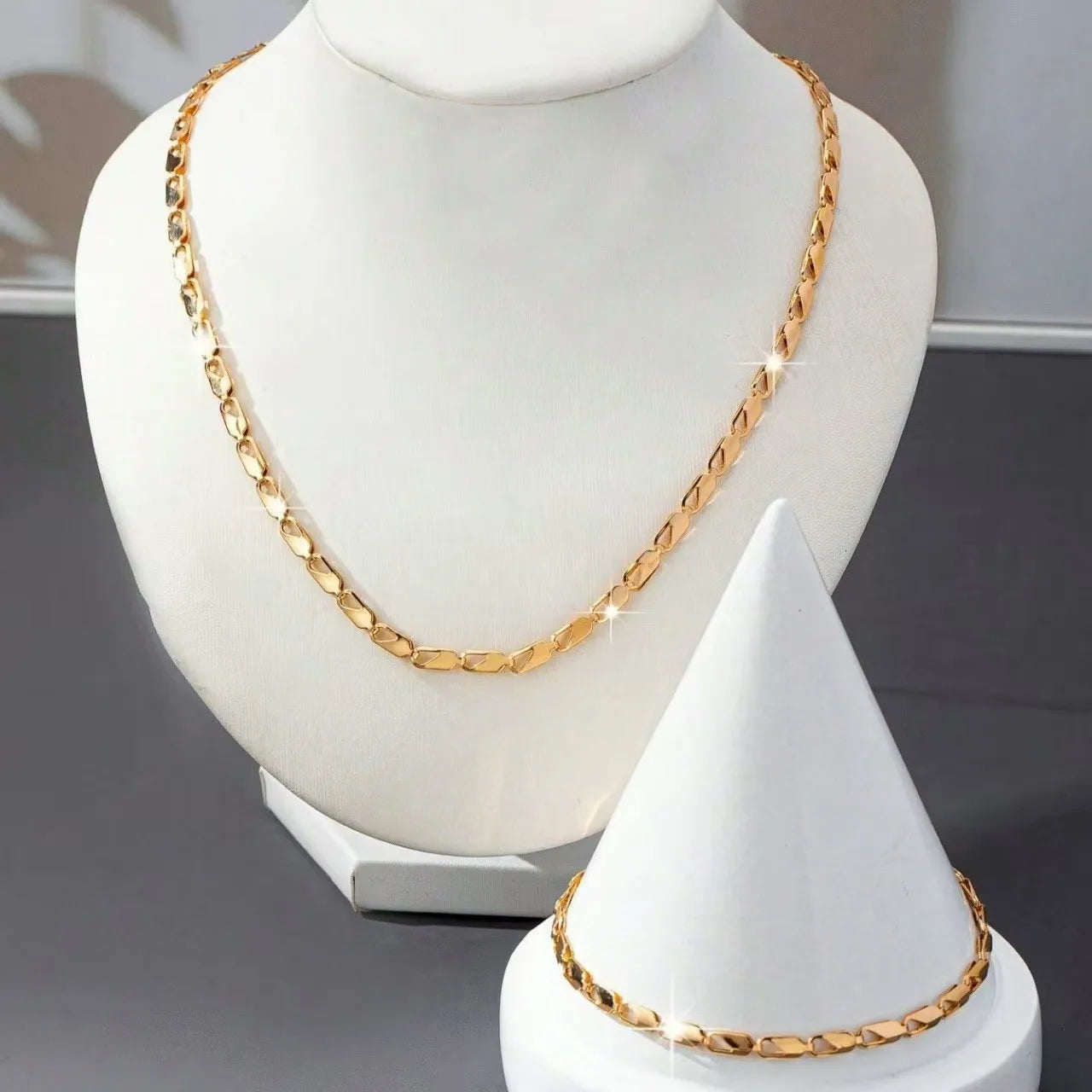 A Set of Sexy and Luxurious Women's Necklaces, Bracelets, Fashionable and Versatile Women's Jewelry Sets